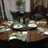 円形テーブルには６名のお食事をセッティングしました。中央には、様々なお酒があります。