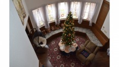 暖炉前の写真で真ん中には大きなクリスマスツリーが置いてありますよ。