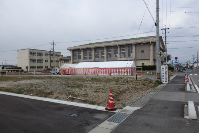 米子市立弓ヶ浜小学校の隣りです。