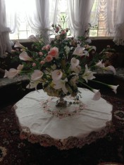 暖炉の前のテーブルには豪華な造花を飾りました。