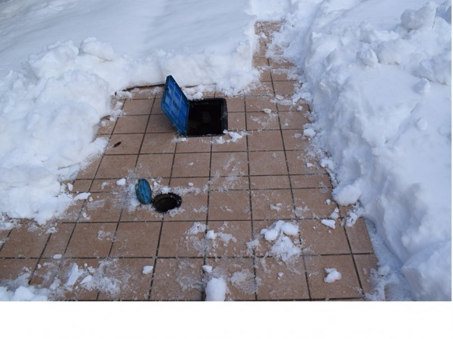 雪を掻き分け、水道管の元栓を発見しました。しかし、水は出ません。