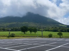 みるくの里の駐車場から見た大山